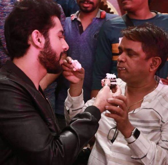 शरद ने इस दौरान अपने टीम के लोगों के साथ केक काटा. शेयर की गई तस्वीरों में शरद नागिन के डायरेक्टर को केक खिलाते हुए दिखाई दिये. 