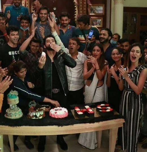 शरद और नागिन-5 की टीम ने बेहद खास अंदाज में इस जन्मदिन को मनाया. टीम के मेमबर्स नाचते और गाते हुए दिखाई दिये. वहीं, शो के फैंस को ये तस्वीरे बेहद पसंद आयी. साथ ही लोगों ने कमेंट कर नागिन की टीम पर बेहद प्यार बरसाया.