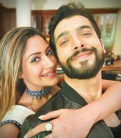 साथ ही उन्होंने ऑनस्क्रीन पत्नी सुरभि चंदना को भी केक खिलाया और पोज मारते हुए कई तस्वीरें खिचवांई. खास बात ये रही कि दोनों मैचिंग आउटफिट में दिखे.