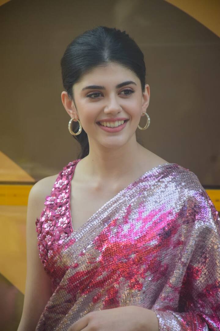 संजना संघी पिछले दिनों सुशांत सिंह राजपूत के साथ फिल्म दिल बेचारा में नज़र आईं थीं.