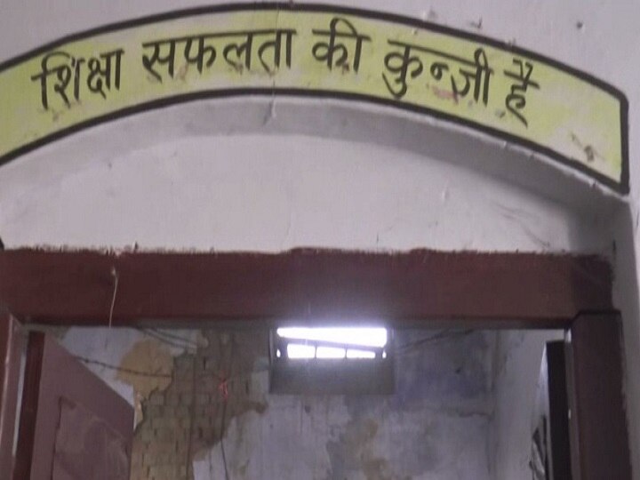 Gorakhpur: 207 council schools buildings ringing alarm bells, children's lives threatened ANN जर्जर यूपी: खतरे की घंटी बजा रहे 207 परिषदीय स्‍कूलों के भवन, बच्‍चों की जान को खतरा
