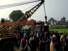 बालू लदा ट्रक पलटने के बाद फंसा ड्राइवर, NHI और ग्रामीणों ने किया रेस्क्यू