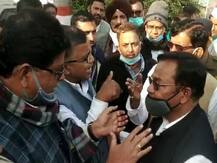 भक्त चरण दास के सामने फूटा कांग्रेस कार्यकर्ताओं का गुस्सा, सभागार पहुंची पुलिस