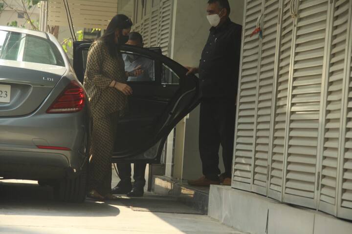 इस दौरान करीना बहुत ही कंफर्टेबल ड्रेस में नज़र आईं. 