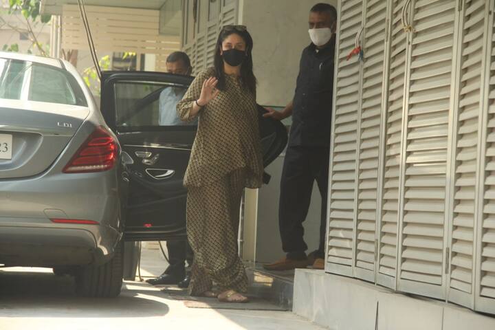 बॉलीवुड अभिनेत्री करीना कपूर खान जल्द ही अपने दूसरे बच्चे को जन्म देने वाली हैं. आज करीना चेकअप के लिए क्लिनिक पहुंचीं, देखें तस्वीरें