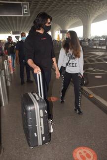 बहन कृतिका को See Off करने मुंबई एयरपोर्ट पहुंचे कार्तिक आर्यन, देखें तस्वीरें