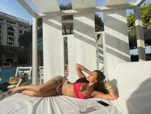 Krishna Shroff ड्रेसिंग गाउन में आईं नज़र, हाथ में वाइन का ग्लास लेकर कराया फोटोशूट