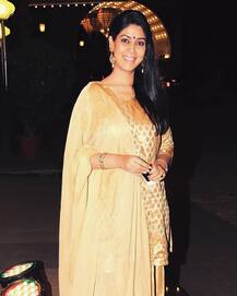 बेटी ले चुकी हैं गोद लेकिन अब तक नहीं की है शादी, ऐसी है टेलीविज़न की पार्वती यानि Sakshi tanwar की रीयल लाइफ