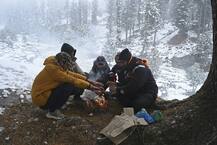 PICS: जम्मू-कश्मीर और हिमाचल में जबरदस्त बर्फबारी के बाद बढ़ीं मुश्किलें, कई जगह बिजली आपूर्ति ठप