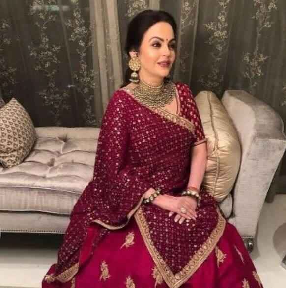 जो ड्राइवर कंपनी की कसौटी पर खरा उतरता है उसे कंपनी तरफ से ट्रेनिंग दी जाती है. इसके बाद ही ड्राइवर को नीता अंबानी या अंबानी परिवार के किसी दूसरे मेंबर की कार चलाने के लिए भेजा जाता है.
ड्राइवर के सेलेक्शन के दौरान ये भी देखा जाता है कि संबंधित ड्राइवर रास्ते में किस तरह से किसी परेशानी को हैंडल करता है.