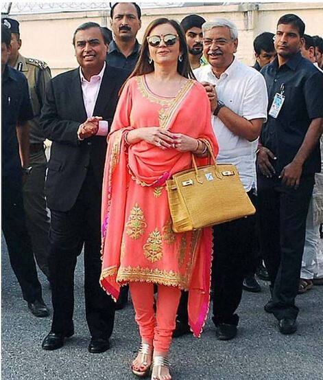 ड्राइवर ही नहीं नीता अंबानी के घर में काम करने वाले कुक की सैलरी भी लाखो में है.