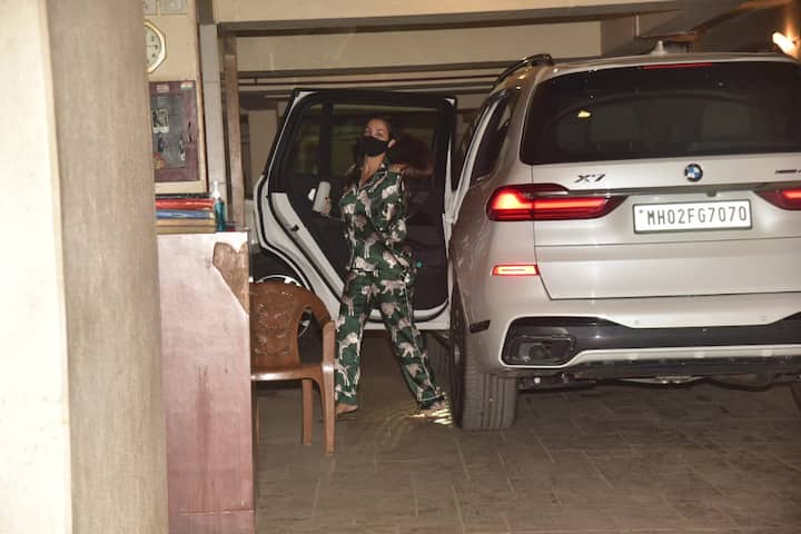 ये तस्वीरें उस वक्त की हैं जब सोमवार रात मलाइका अरोड़ा बेबो के घर पहुंचीं.