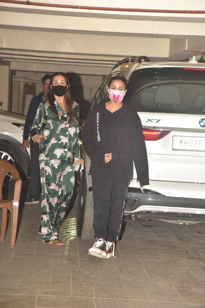 अमृता अरोड़ा भी करीना से मिलने पहुंचीं. सबने पार्टी की एक ही तस्वीर पोस्ट कर इसे #FortuneNights बताया.