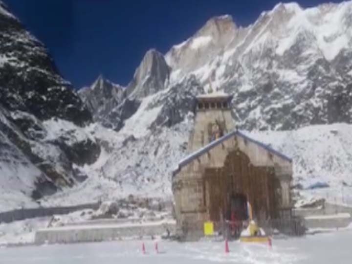 snowfall occurred in high altitude areas including kedarnath dham in uttarakhand ann केदारनाथ में जबरदस्त ठंड, तीन फीट बर्फ की मोटी चादर से ढका धाम