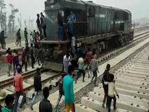 प्रतापगंज रेलवे स्टेशन की बड़ी लाइन पर पहुंचा ट्रायल इंजन, 9 साल से लोगों को था इसका इंतजार