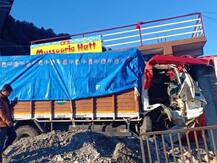 मसूरी: ब्रेक फेल होने के बाद दुकान में जा घुसा बेकाबू ट्रक, ड्राइवर गंभीर रूप से घायल