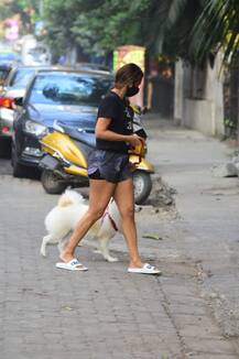 In Pics: सोके उठकर वॉक पर निकली मलाइका अरोड़ा को कुत्ते ने सड़क पर कर दिया परेशान, देखिए तस्वीरें