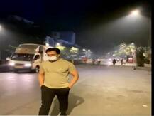 सुबह में पैदल ही सिद्धिविनायक मंदिर माथा टेकने पहुंचे मधुर भंडारकर, देखें वीडियो