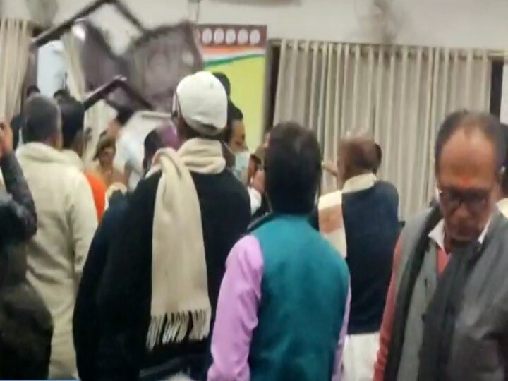 Uproar in Congress Kisan Morcha meeting, chairs thrown in front of Bhakta Charan Das ann कांग्रेस किसान मोर्चा की बैठक के दौरान हंगामा, भक्त चरण दास के सामने चली कुर्सियां