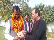 आप MLA पर स्याही फेंकने वाले युवक को कांग्रेस विधायक ने किया सम्मानित, सीएम योगी की शान में पढ़े कसीदे