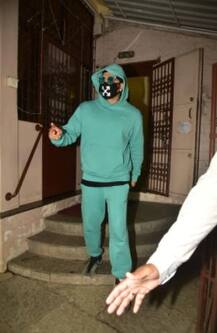 IN PICS: अजीबोगरीब मास्क और सनग्लासेस के साथ नए लुक में स्पॉट हुए रणवीर सिंह