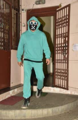 रणवीर को उनकी पत्नी दीपिका पादुकोण के साथ रणथंभौर में नया साल बिताते हुए स्पॉट किया गया था. आलिया भट्ट, रणबीर कपूर और उनका परिवार भी वहां मौजूद थे.