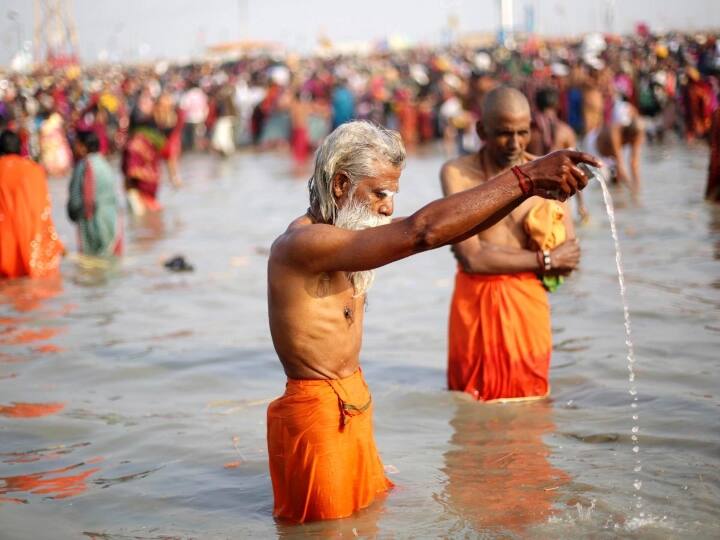 मकर संक्रांति के दिन लोग सुबह उठकर स्नान ध्यान करते हैं. नदी तट पर स्नान करना भी शुभ माना जाता है. इसके बाद लोग भगवान सूर्य की पूजा करते हैं. साथ ही साथ दान पुण्य भी करते हैं.
