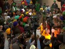 लोहड़ी के मौके पर दिल्ली और पंजाब में किसानों ने जलाई कृषि कानून की कॉपियां