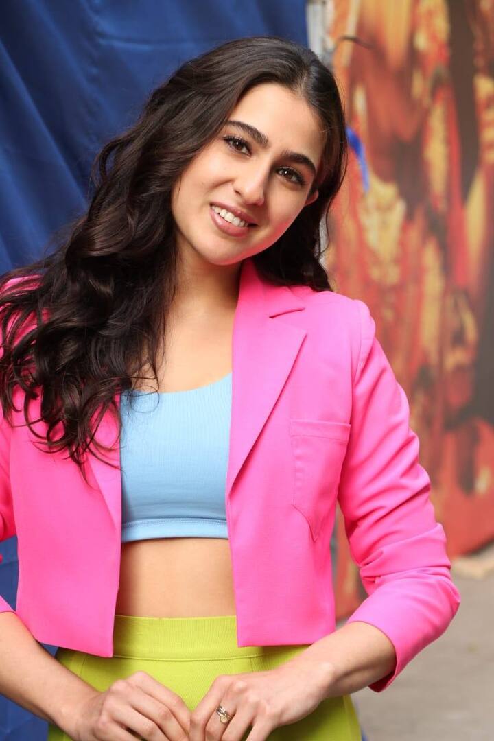 सारा आज एक शूटिंग के दौरान मुंबई में स्पॉट हुईं. इस दौरान वह काफी खूबसूरत दिखाई दे रही हैं. उनकी मुस्कान उनके चेहरे पर चार चांद लगा रही हैं. 