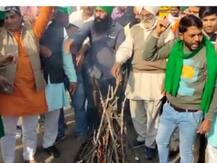 नोएडा-दिल्ली बॉर्डर पर प्रदर्शन कर रहे किसानों ने मनाई लोहड़ी, बोले- कानून वापस ले सरकार