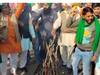 नोएडा-दिल्ली बॉर्डर पर प्रदर्शन कर रहे किसानों ने मनाई लोहड़ी, बोले- कानून वापस ले सरकार