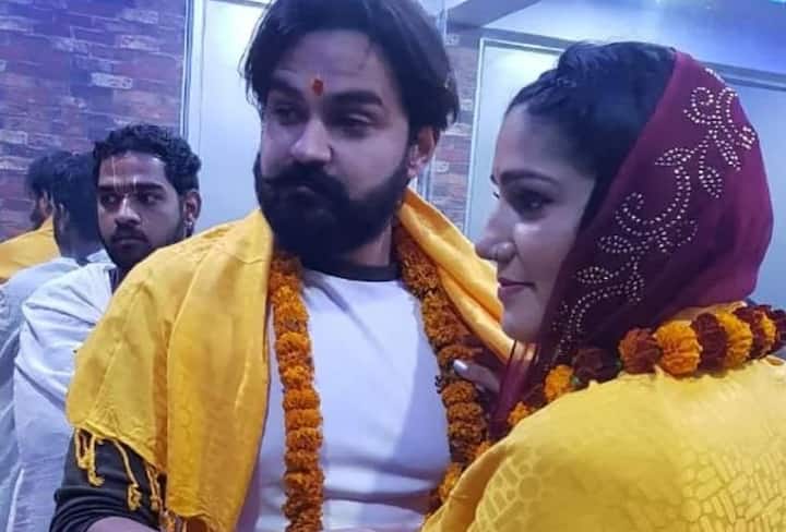 सपना से दो साल तक डेटिंग के बाद वीर ने उन्हें जनवरी 2020 में अपनी पत्नी बना लिया था. दोनों ने चोरी-छुपे कोर्ट मैरिज कर ली थी. (Photo Credit: Instagram)