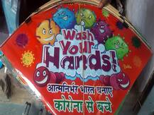 मकर संक्रांति पर कोरोना के खात्मे का संदेश देती हुई पतंगों की डिमांड, गुड़ की बनी मिठाइयों ने ग्राहकों को लुभाया