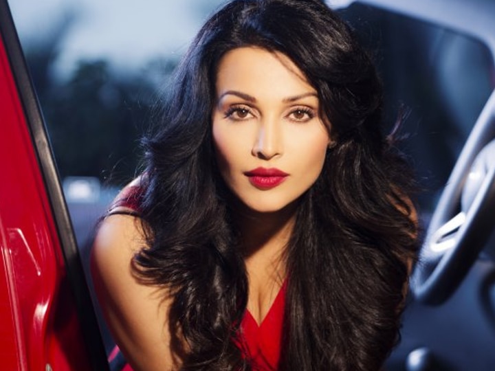 When flora saini got angry on ranbir kapoor and nawazuddin siddiqui जब Ranbir Kapoor और Nawazuddin Siddiqui के मज़ाक से भड़क गई थीं Flora Saini, धक्के मारकर घर से कर दिया था बाहर!