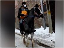 घोड़े पर पार्सल देने पहुंचा Amazon डिलिवरी ब्वॉय, Viral हो रहा Video