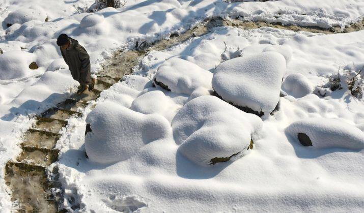 मौसम में आने वाले इस बदलाव के चलते ही पूरे कश्मीर और लद्दाख में कड़ाके की ठंड पड़ रही है. गुलमर्ग में पारा माइनस 9 पहुंच गया है और तो पहलगाम में पारा माइनस 11 तक लुढ़क चुका है.