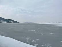 देखें तस्वीरें: जम गई श्रीनगर की डल झील, घाटी में अगले 48 घंटे भीषण ठंड का अलर्ट