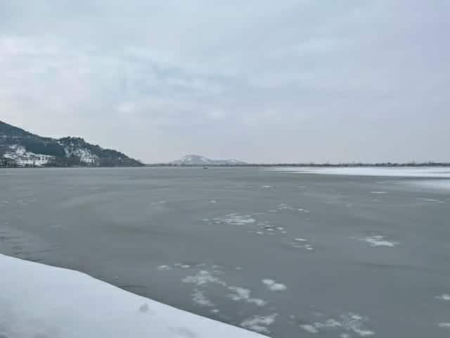 पूरा उत्तर भारत सर्दी से ठिठुर रहा है तो इसकी वजह से पहाड़ों पर हुई भारी बर्फबारी. श्रीनगर में पारा इतना गिरा कि डल झील जम गई. कश्मीर घाटी में अगले 48 घंटे भीषण ठंड पड़ सकती है. इस बात की आशंका मौसम विभाग की तरफ से जताई गयी है जिसके तहत जम्मू-कश्मीर और लदाख में आने वाले दिनों में पारा शून्य से कई डिग्री नीचे जा सकता है.