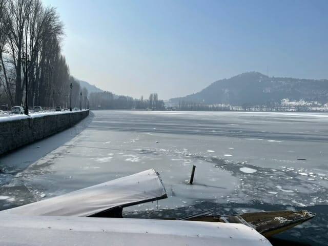 लेह में बुधवार को पारा माइनस 16.7 तक चला गया तो कारगिल में पारा माइनस 19.6 तक जा पहुंचा है. लेकिन सब से ठंडी जगह द्रास रही जहां पारा माइनस 28.4 तक लुढ़क गया है. मौसम विभाग की चेतावनी के बाद पूरे क्षेत्र में लोगों ने ठंड से जूझने की और ज्यादा तैयारी कर ली है.