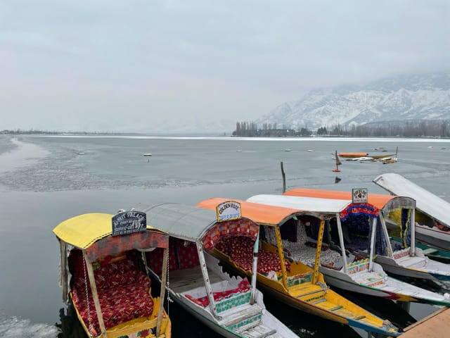 श्रीनगर में बुधवार को न्यूनतम पारा माइनस 7.8 तक लुढ़क गया और आठ साल पुराना ठंड का रिकॉर्ड टूट गया. ठंड के चलते डल झील पूरी तरह जम गयी है. इससे पहले 2012 में इस तरह की ठंड पड़ी थी और डल झील जमी थी.