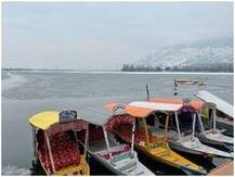 देखें तस्वीरें: जम गई श्रीनगर की डल झील, घाटी में अगले 48 घंटे भीषण ठंड का अलर्ट