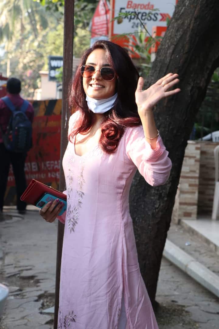 बिग बॉस 14 में 99 दिन घर में बिताकर अब बाहर आने के बाद जैस्मिन खुली हवा में सांस ले रही हैं. आज वो मुंबई में काम से निकलीं तो पैपराज़ी ने उन्हें स्पॉट किया और उन्होंने भी खूब फोटो क्लिक करवाए. बीते हफ्ते ही जैस्मिन कम वोटों के चलते घर से बेघर हुई हैं.