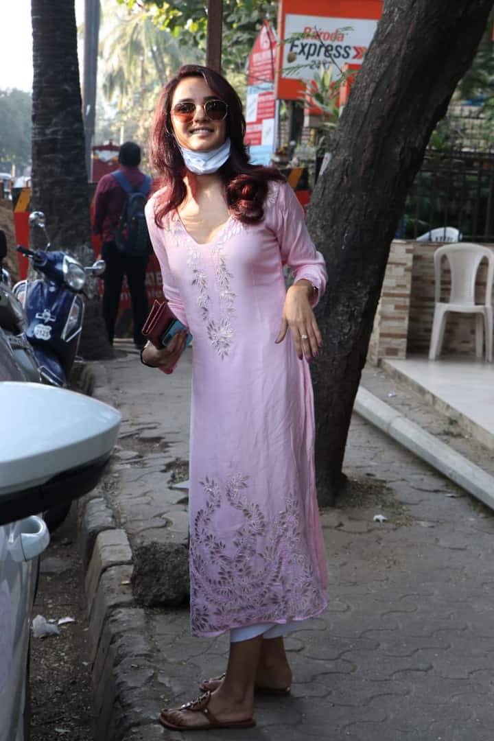 बिग बॉस 14 की चर्चित कंटेस्टेंट जैस्मिन भसीन शो से बाहर होने के बाद आज मुंबई के वर्सोवा में स्पॉट की गईं. इस दौरान वो पिंक कलर की कुर्ती में नज़र आईं. मुंह पर मास्क लगाए हुए दिखीं जैस्मिन भसीन ने पैपराज़ी को पोज़ भी दिए.