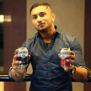 हनी सिंह : रैप म्यूजिक के किंग कहे जाने वाले हनी सिंह का करियर भी शराब की भेंट चढ़ गया था. मीडिया रिपोर्ट्स की मानें तो हनी सिंह की लाइफ में एक समय ऐसा भी आया जब वह हर दम शराब के नशे में डूबे रहते थे. शराब पीने की आदत के चलते ही हनी सिंह का वज़न भी काफी बढ़ गया था और उन्हें कई बीमारियों ने भी घेर लिया. कहा जा सकता है कि हनी सिंह का करियर डुबाने में शराब का एक बड़ा हाथ था.