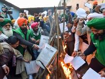 IN PICS: लोहड़ी पर किसानों ने जलाई कृषि कानून की कॉपियां, आंदोलन की जीत के लिए प्रार्थना की