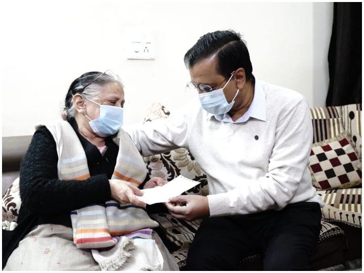 Arvind Kejriwal met the family of the Corona Warrior doctor, a check for the amount of 1 crore handed over to the family ANN कोरोना वॉरियर डॉक्टर के परिवार से मिले अरविंद केजरीवाल, सौंपा 1 करोड़ की सहायता राशि का चेक