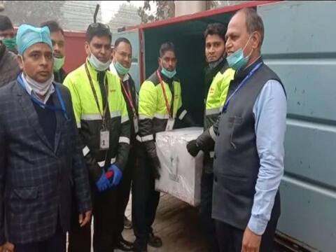 गोरखपुर पहुंची कोविड वैक्सीन की 28,000 डोज, पुलिस की निगरानी में 38 कोल्ड चेन प्वाइंट तक पहुंचाई जाएगी गोरखपुर पहुंची कोविड वैक्सीन की 28,000 डोज, पुलिस की निगरानी में 38 कोल्ड चेन प्वाइंट तक पहुंचाई जाएगी