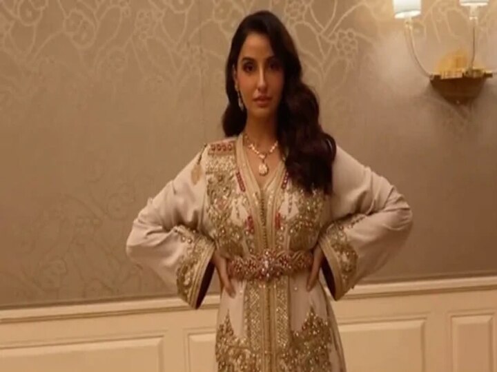 Nora Fatehi wore crores of dresses and jewelery, flaunting brightly seen dress Nora Fatehi ने पहनी करोड़ो की ड्रेस और ज्वेलरी, वायरल हुआ वीडियो