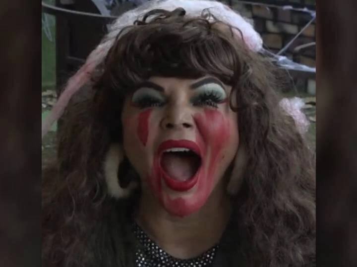 राखी सावंत(Rakhi Sawant) को यूं तो कॉन्ट्रोवर्सी क्वीन कहा जाता है जिनके पास एंटरटेनमेंट का भरपूर डोज़ है. और इस शो में आने के बाद उन्होंने लोगों का भरपूर मनोरंजन किया भी है लेकिन इस बात से भी इंकार नहीं किया जा सकता कि राखी ने घर में बेवजह झगड़ों को बढ़ावा दिया है. वो दूसरों के झगड़ों में भी कूदीं और खुद का कंटेंट भी क्रिएट किया.