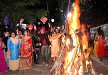 Happy Lohri 2022 Geet: लोहड़ी पर्व के दौरान गाएं ये खूबसूरत लोहड़ी गीत, जिनके बिना अधूरा है ये त्योहार